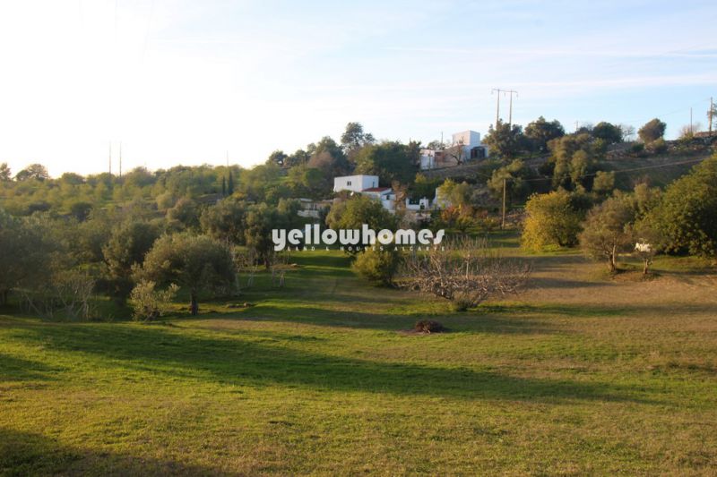 Grande terreno com casa parcialmente renovada com vista mar perto de Loule